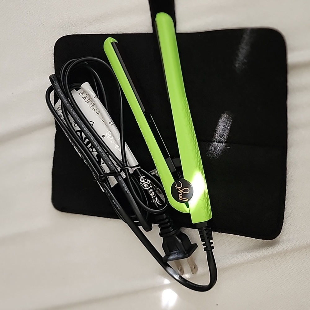 PYT It's a girl's world mini travel straightener
